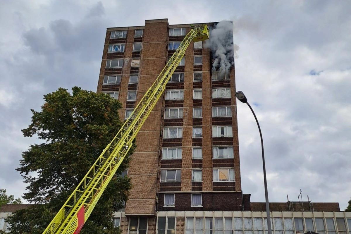 Gori zgrada u Londonu, požar gasi 70 vatrogasaca